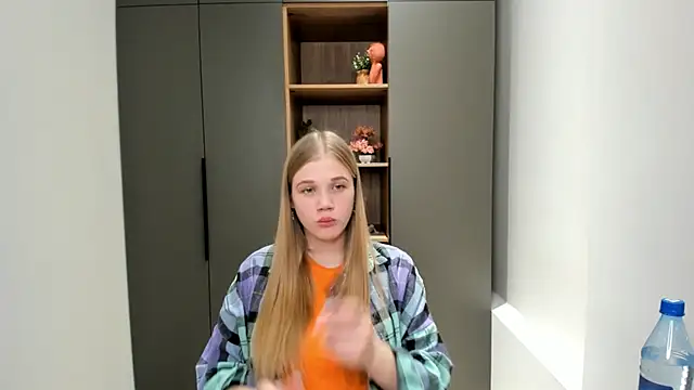 Snapshot of LuciaTiell chatting on October 2025 08:46:03 AM LuciaTiell online show from October 2025 08:46:03 AM