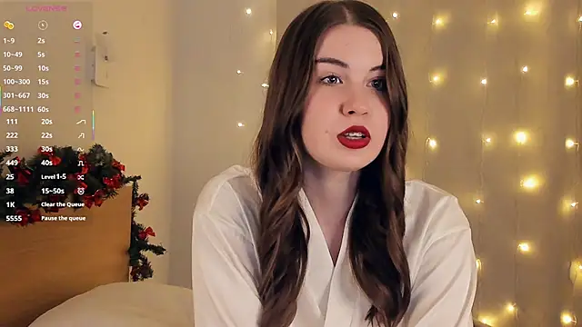 Snapshot of LoreeScialdone chatting on December 2025 10:02:01 PM LoreeScialdone online show from December 2025 10:02:01 PM