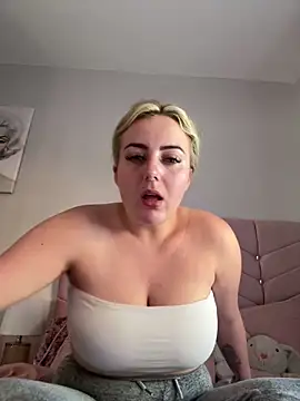 Snapshot of Blondegirliexx chatting on October 2025 10:25:01 AM Blondegirliexx online show from October 2025 10:25:01 AM