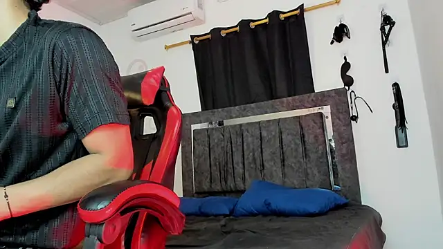 Maximiliano Khalil online show from November 2025 07:58:01 PM