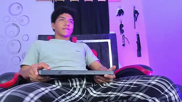 Maximiliano Khalil online show from December 2025 07:37:01 PM