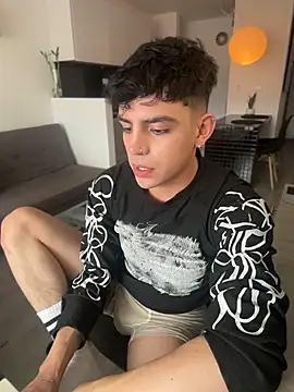 aronnhidden online show from June 2026 10:07:01 PM