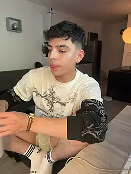 aronnhidden online show from June 2026 03:27:02 AM