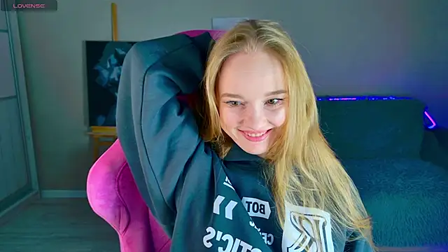 Snapshot of Shawty_Mia chatting on December 2025 02:15:02 PM Shawty Mia online show from December 2025 02:15:02 PM