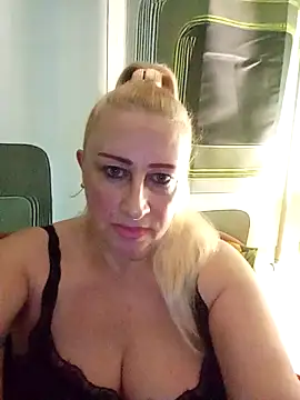 Snapshot of Esenia505 chatting on December 2025 08:36:01 AM Esenia505 online show from December 2025 08:36:01 AM