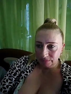 Snapshot of Esenia505 chatting on November 2025 12:20:01 PM Esenia505 online show from November 2025 12:20:01 PM