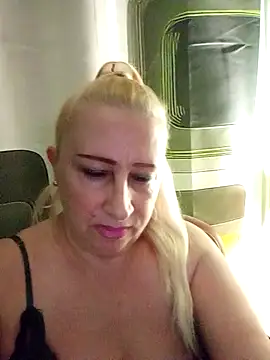 Snapshot of Esenia505 chatting on November 2025 05:08:01 AM Esenia505 online show from November 2025 05:08:01 AM