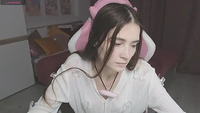 Hana Flo  online show from November 2025 01:15:02 PM