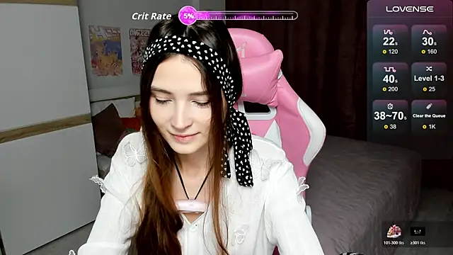 Hana Flo  online show from December 2025 01:43:02 PM