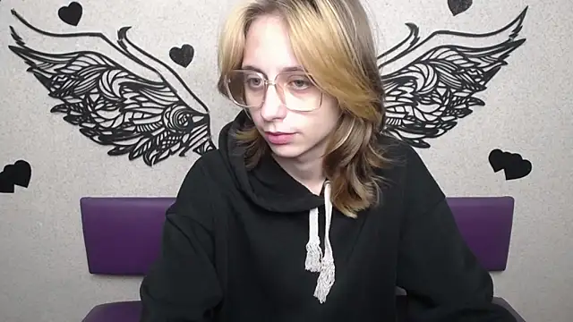 TracyLll online show from November 2025 12:10:01 PM