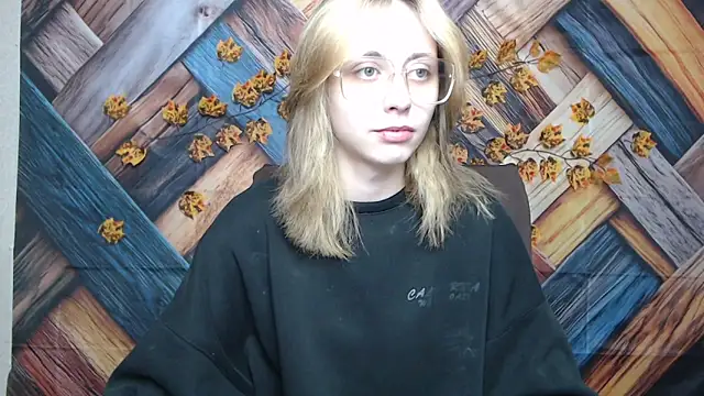 TracyLll online show from November 2025 01:00:02 PM