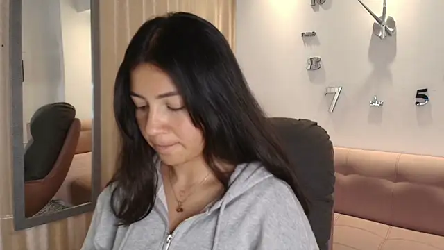 KamyGlam online show from April 2026 08:04:02 PM