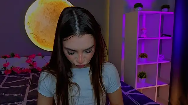 LauraHansil online show from April 2026 07:10:02 PM