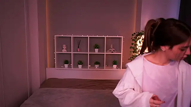 LauraHansil online show from November 2025 07:01:02 AM