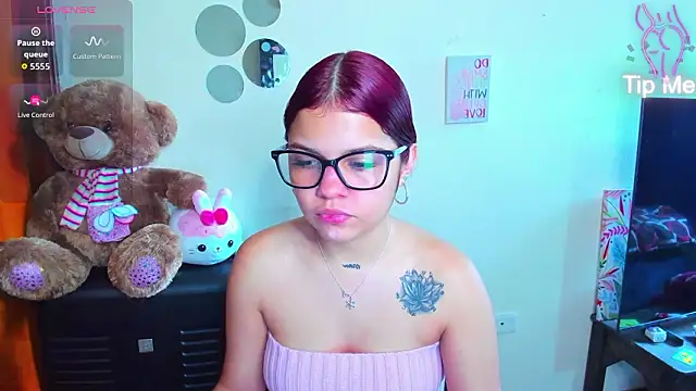 Snapshot of Emma_boo chatting on February 2026 03:13:02 PM Emma boo online show from February 2026 03:13:02 PM