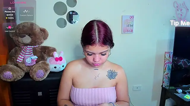 Snapshot of Emma_boo chatting on February 2026 02:28:02 PM Emma boo online show from February 2026 02:28:02 PM