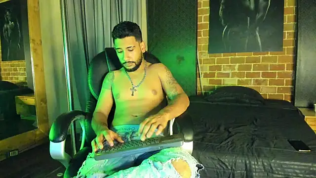 Snapshot of OwenScott chatting on November 2025 05:03:01 AM OwenScott online show from November 2025 05:03:01 AM