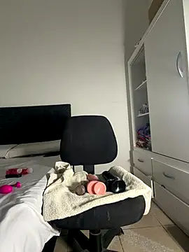 Snapshot of Romy-R-O chatting on November 2025 02:38:01 PM Romy-R-O online show from November 2025 02:38:01 PM