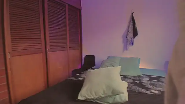 estmonnn online show from December 2025 10:04:01 PM