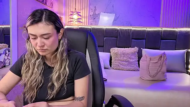 Im-Lola online show from November 2025 07:58:01 PM