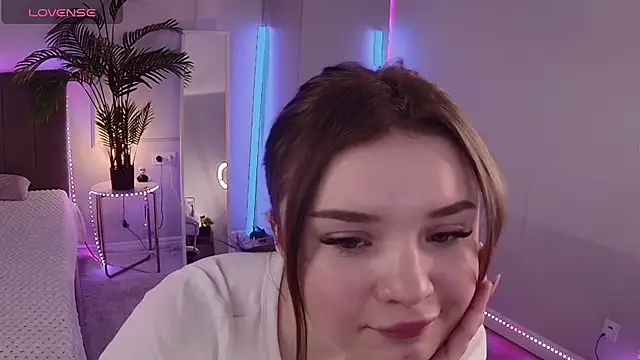 Snapshot of Alice_Bloome chatting on October 2025 09:19:02 AM Alice Bloome online show from October 2025 09:19:02 AM