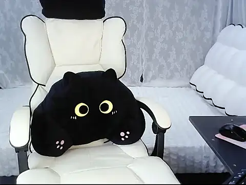 Snapshot of Luna_loveU chatting on November 2025 04:00:02 PM Luna loveU online show from November 2025 04:00:02 PM