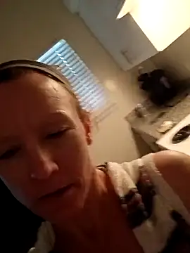 Snapshot of Karebearz1 chatting on March 2026 03:35:02 PM Karebearz1 online show from March 2026 03:35:02 PM