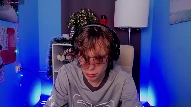 Snapshot of LeoBensyten chatting on November 2025 10:09:02 PM LeoBensyten online show from November 2025 10:09:02 PM