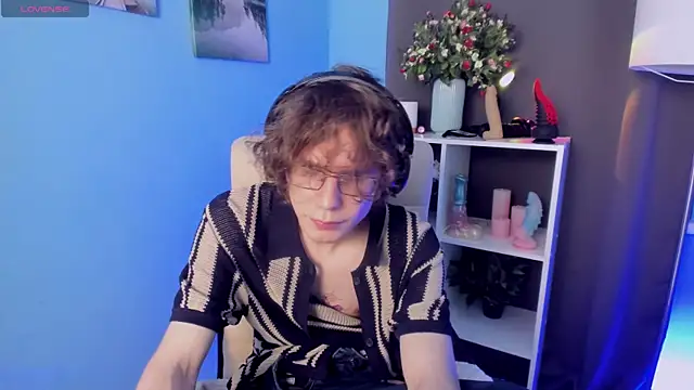 Snapshot of LeoBensyten chatting on November 2025 11:53:01 PM LeoBensyten online show from November 2025 11:53:01 PM