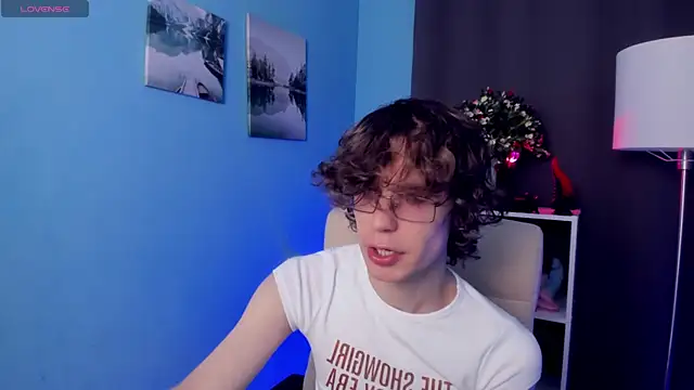 Snapshot of LeoBensyten chatting on November 2025 04:45:02 PM LeoBensyten online show from November 2025 04:45:02 PM