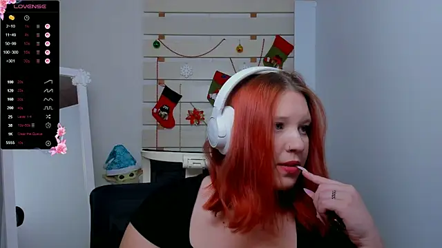 Snapshot of FoxPlayXX chatting on December 2025 09:09:02 PM FoxPlayXX online show from December 2025 09:09:02 PM