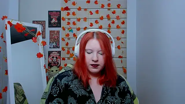 Snapshot of FoxPlayXX chatting on November 2025 09:18:02 PM FoxPlayXX online show from November 2025 09:18:02 PM