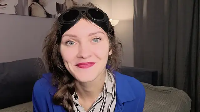 Snapshot of LauraYoungg chatting on October 2025 07:44:02 PM LauraYoungg online show from October 2025 07:44:02 PM