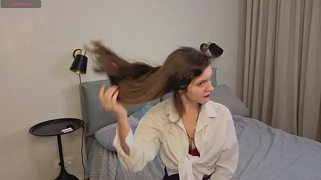 LauraYoungg online show from November 2025 10:21:02 PM