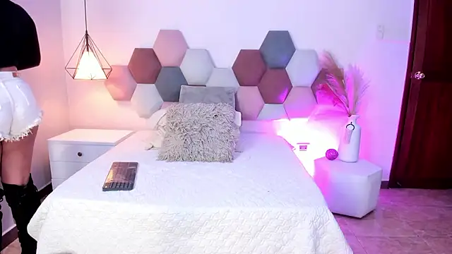 HannaaWells online show from January 2026 06:00:02 PM