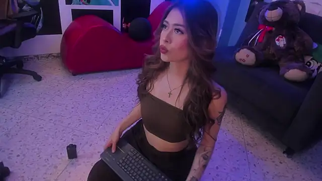 EmmilyClark online show from November 2025 06:33:01 PM