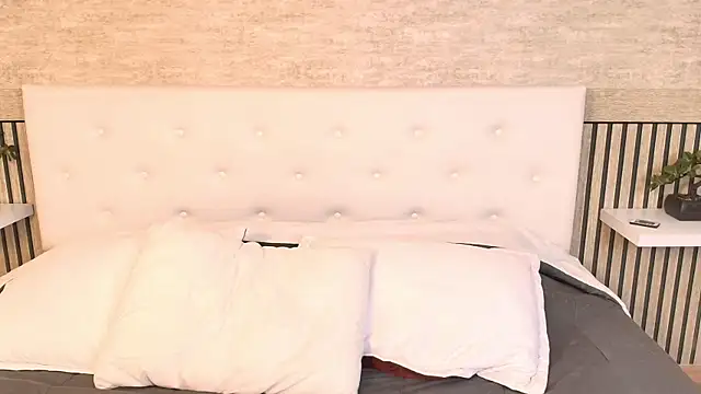 Zarawilld online show from November 2025 08:09:02 PM