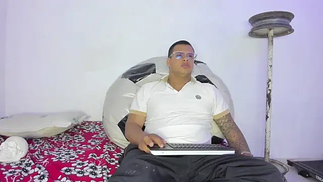 LucassFoster online show from November 2025 03:43:01 AM