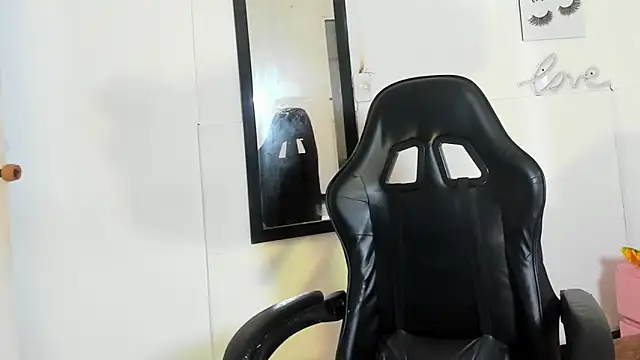 Evaa white online show from January 2026 12:44:02 PM