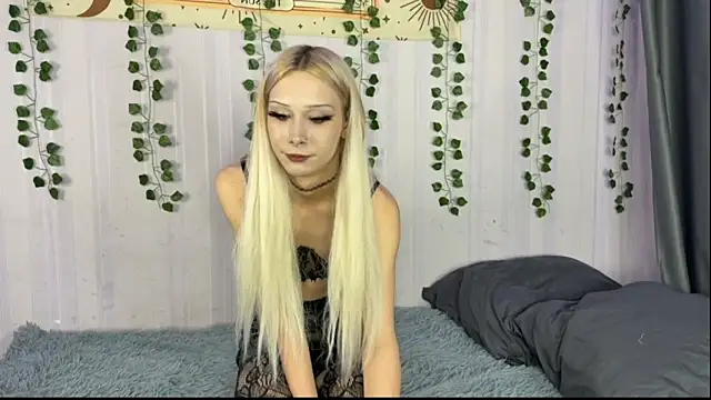 Snapshot of EvaSteinberg chatting on November 2025 08:08:01 PM EvaSteinberg online show from November 2025 08:08:01 PM