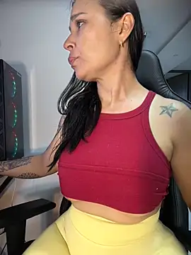 Snapshot of Natural_BIGASS_Nina chatting on June 2026 10:11:01 PM Natural BIGASS Nina online show from June 2026 10:11:01 PM