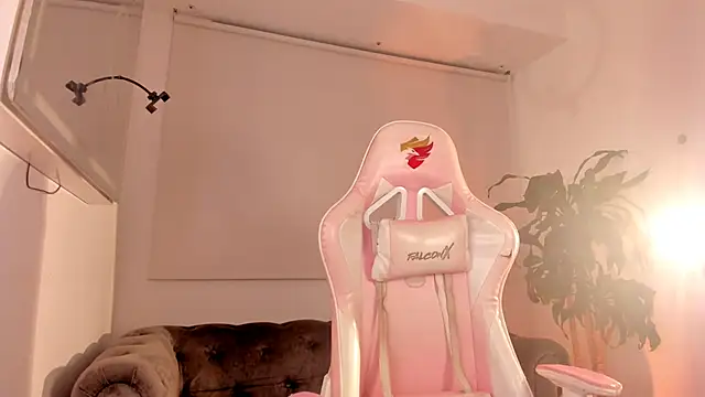 eva  s online show from April 2026 01:33:01 AM