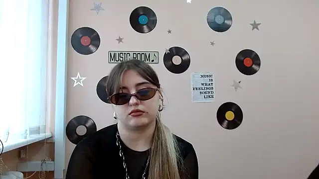 Dance  Queen online show from October 2025 12:02:01 PM