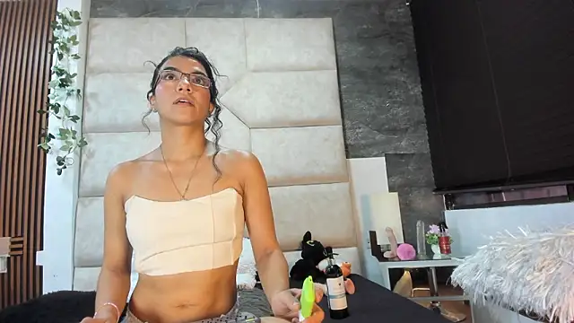 Liia Leens online show from February 2026 05:57:01 PM