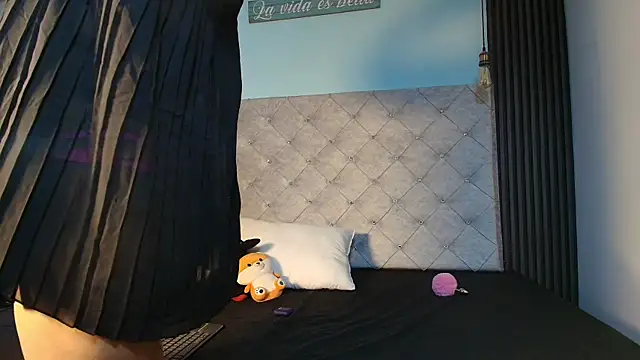 Liia Leens online show from November 2025 04:01:01 AM