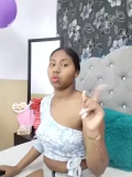 valentinavega18x online show from December 2025 04:00:01 PM