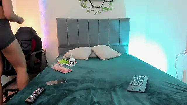 Lucerop  online show from December 2025 03:10:02 AM