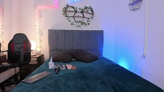 Lucerop  online show from February 2026 03:40:02 AM