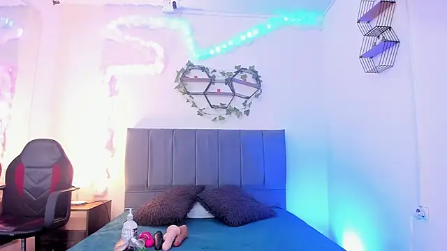 Lucerop  online show from February 2026 03:40:02 AM