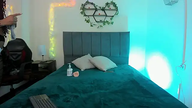 Lucerop  online show from December 2025 03:52:02 AM